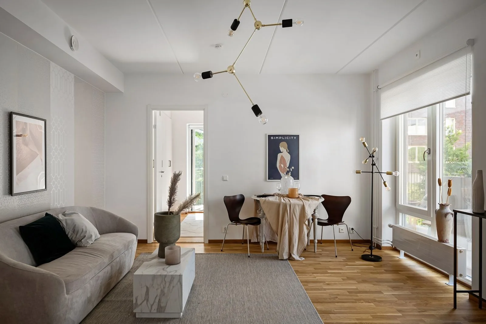Salon lumineux et élégant avec un canapé beige soigné — l'exigence PURIA